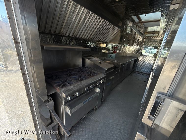 image for item ET6371 2002 Freightliner MT45 Chassis food truck