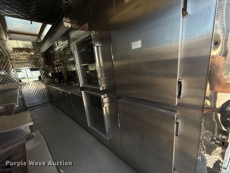 image for item ET6371 2002 Freightliner MT45 Chassis food truck
