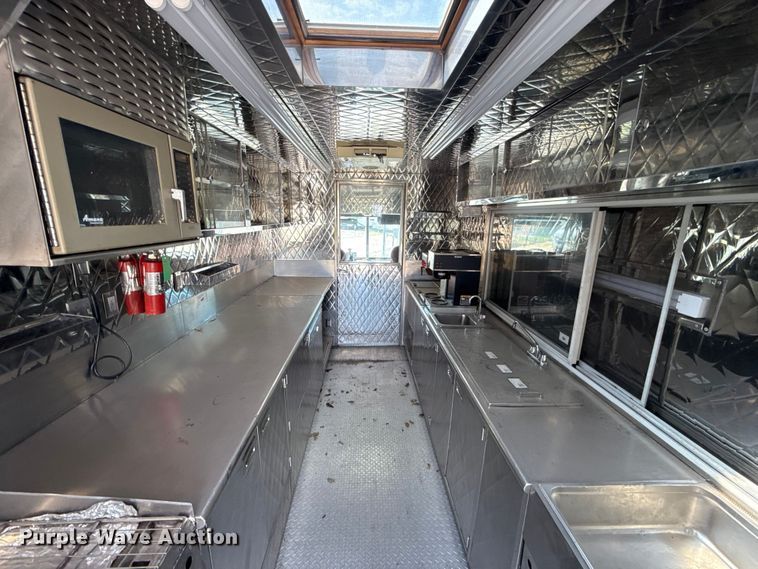 image for item ET6371 2002 Freightliner MT45 Chassis food truck