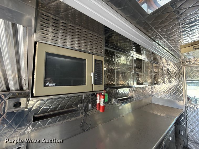 image for item ET6371 2002 Freightliner MT45 Chassis food truck