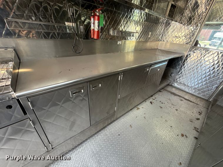image for item ET6371 2002 Freightliner MT45 Chassis food truck