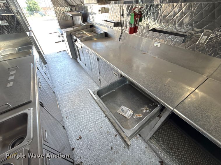 image for item ET6371 2002 Freightliner MT45 Chassis food truck