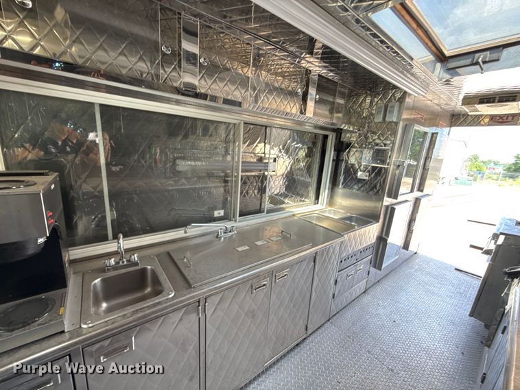 image for item ET6371 2002 Freightliner MT45 Chassis food truck