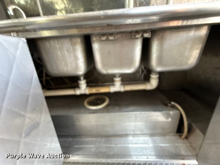 image for item ET6371 2002 Freightliner MT45 Chassis food truck