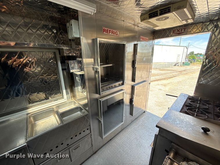 image for item ET6371 2002 Freightliner MT45 Chassis food truck
