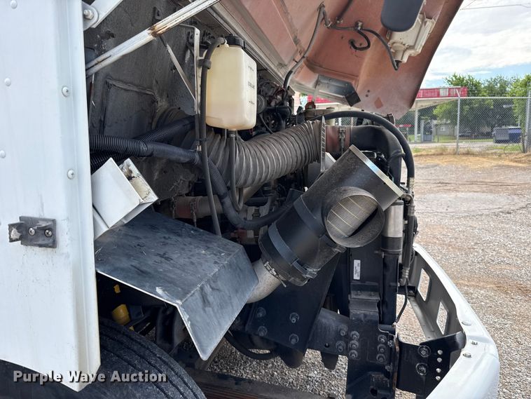 image for item ET6371 2002 Freightliner MT45 Chassis food truck