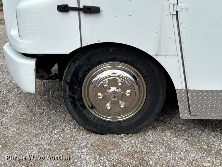 image for item ET6371 2002 Freightliner MT45 Chassis food truck