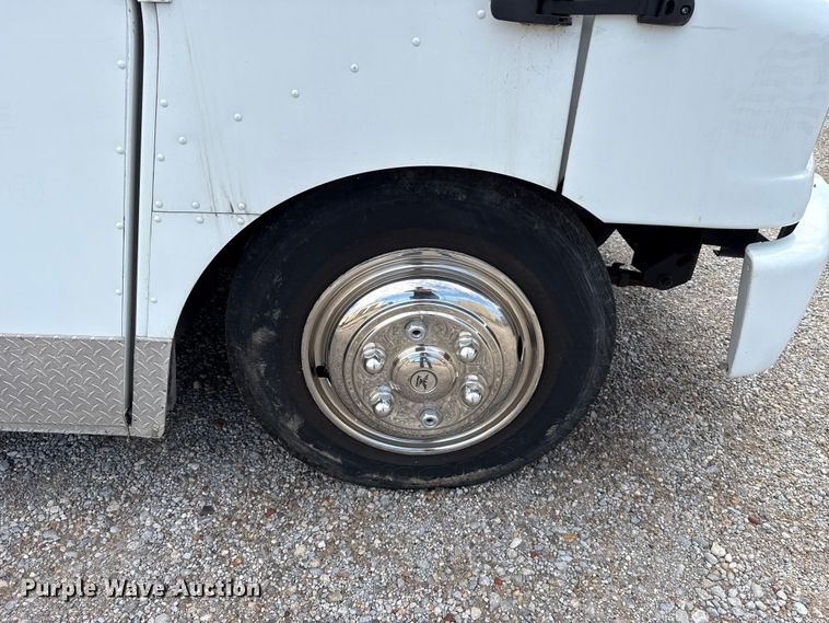 image for item ET6371 2002 Freightliner MT45 Chassis food truck