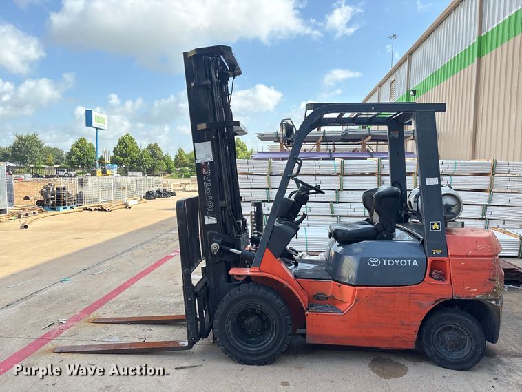 image for item EU0749 2004 Toyota 7FGU25 forklift