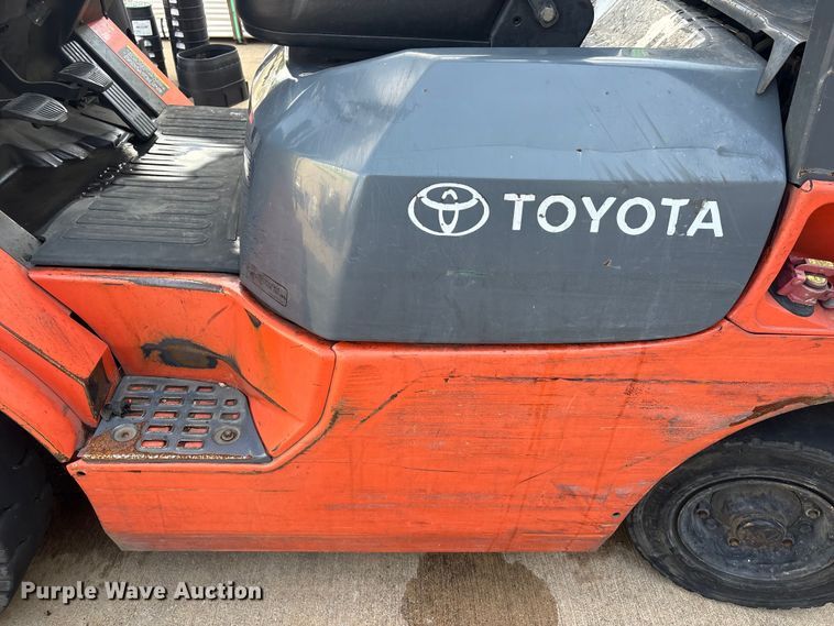 image for item EU0749 2004 Toyota 7FGU25 forklift