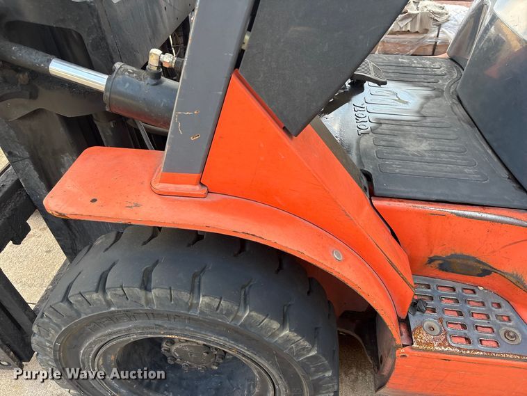 image for item EU0749 2004 Toyota 7FGU25 forklift