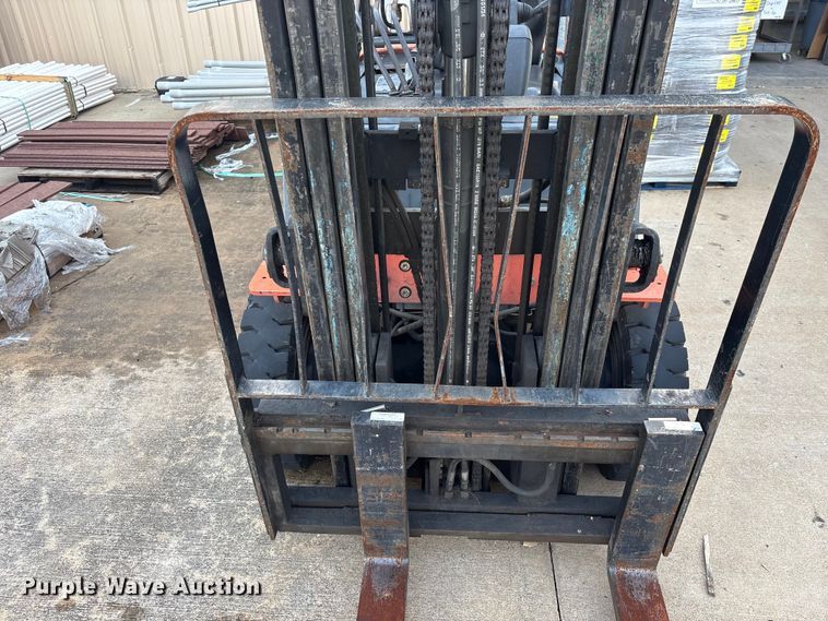 image for item EU0749 2004 Toyota 7FGU25 forklift