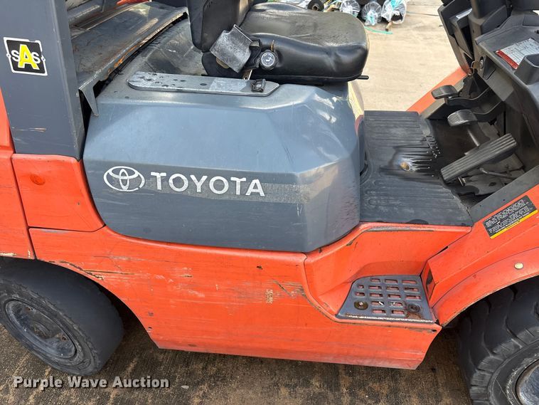 image for item EU0749 2004 Toyota 7FGU25 forklift
