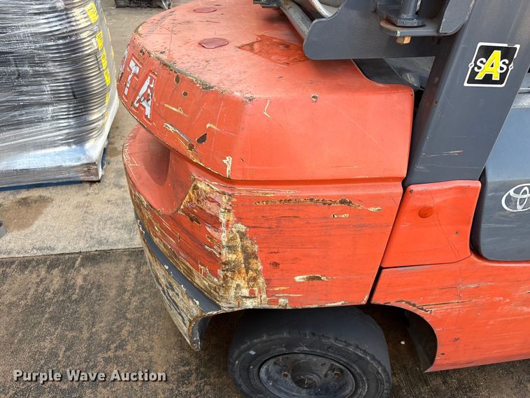 image for item EU0749 2004 Toyota 7FGU25 forklift