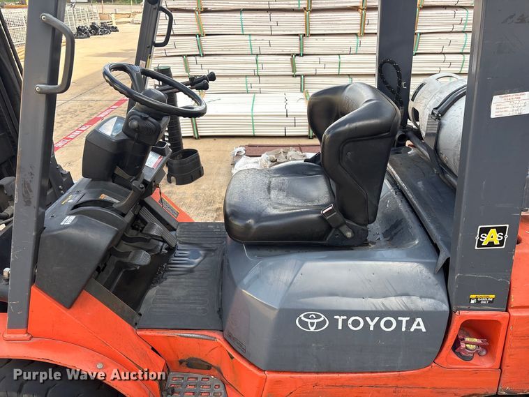 image for item EU0749 2004 Toyota 7FGU25 forklift
