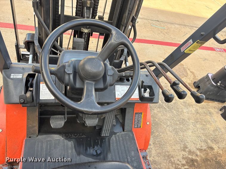 image for item EU0749 2004 Toyota 7FGU25 forklift
