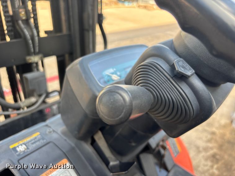 image for item EU0749 2004 Toyota 7FGU25 forklift