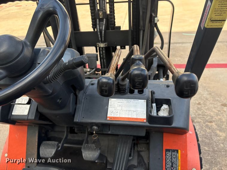 image for item EU0749 2004 Toyota 7FGU25 forklift