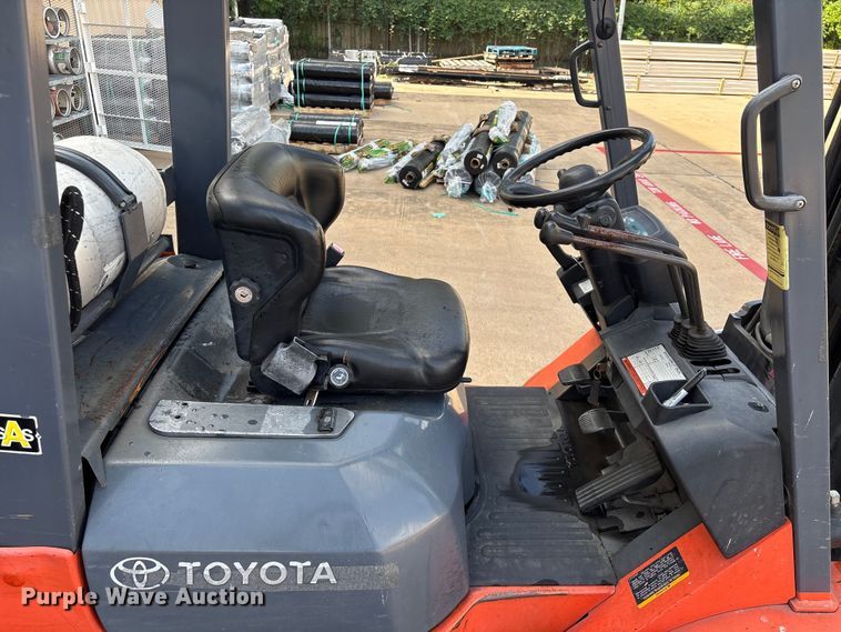 image for item EU0749 2004 Toyota 7FGU25 forklift
