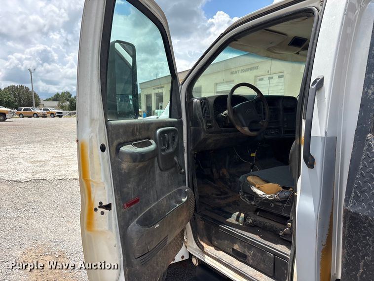 image for item EU5788 2007 Chevrolet C4 flatbed truck
