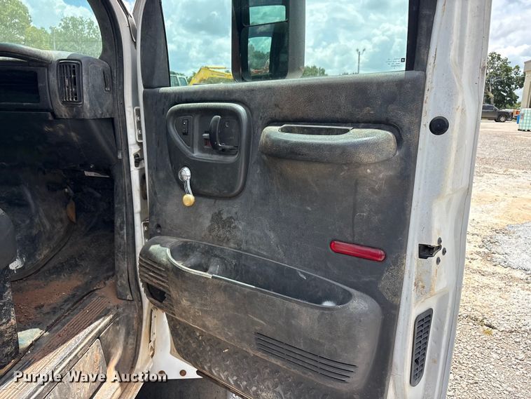image for item EU5788 2007 Chevrolet C4 flatbed truck