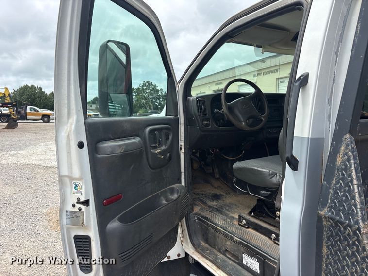 image for item EU5789 2007 Chevrolet C4 flatbed truck