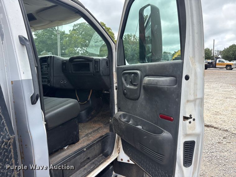 image for item EU5789 2007 Chevrolet C4 flatbed truck