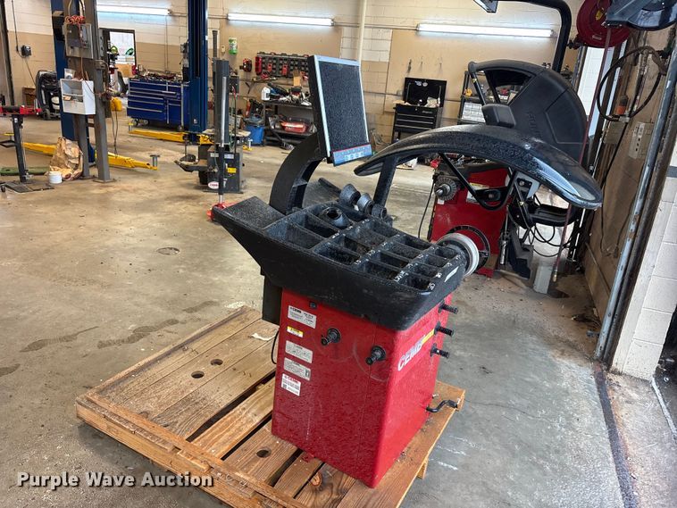 image for item EU5794 CEMB C80-30 tire balancing machine 