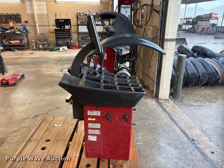 image for item EU5794 CEMB C80-30 tire balancing machine 