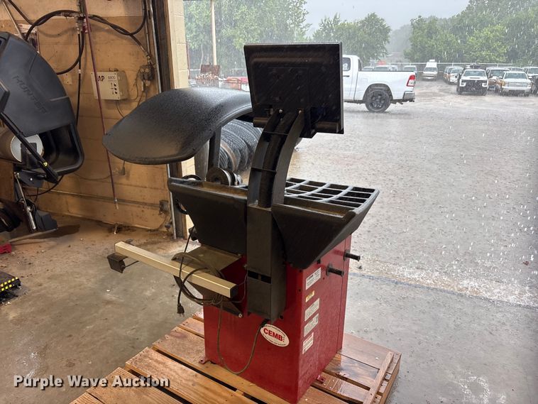 image for item EU5794 CEMB C80-30 tire balancing machine 