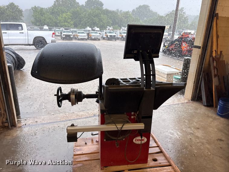 image for item EU5794 CEMB C80-30 tire balancing machine 