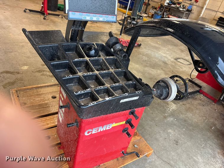 image for item EU5794 CEMB C80-30 tire balancing machine 