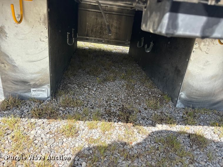 image for item EU5817 Are D471-23 pickup truck topper