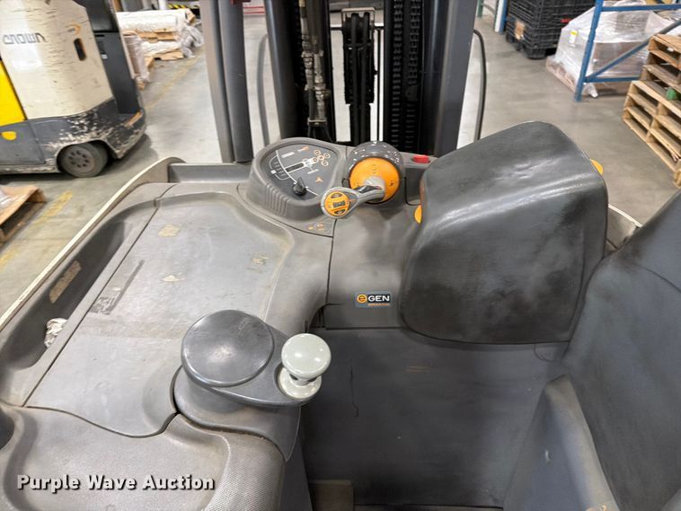 image for item EU5886 2016 Crown RC5530-35 forklift