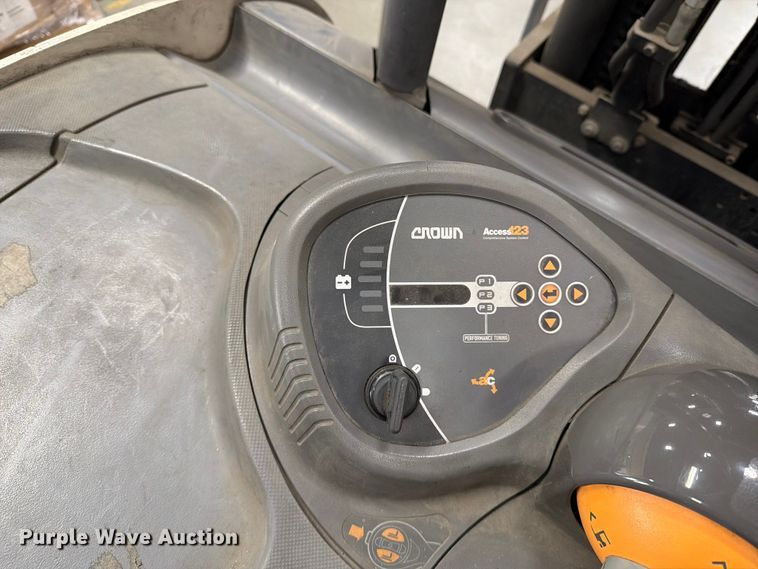 image for item EU5886 2016 Crown RC5530-35 forklift