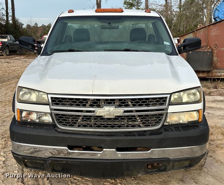 image for item EU7131 2005 Chevrolet Silverado 3500 pickup truck cab and chassis