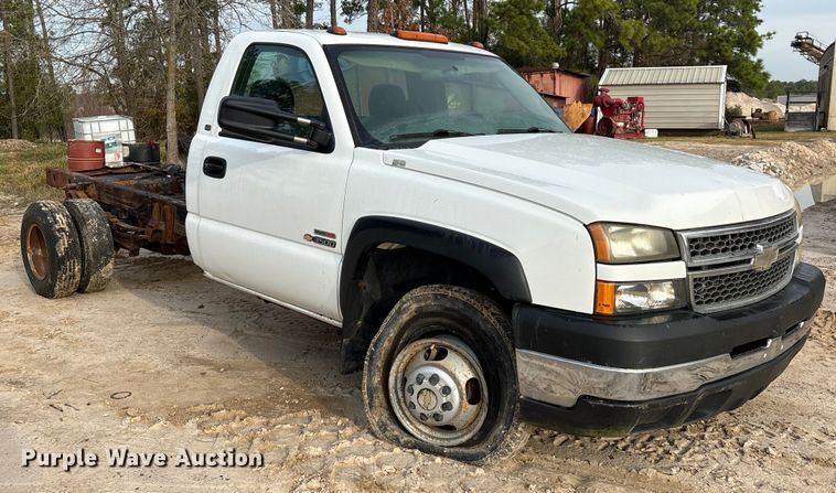 image for item EU7131 2005 Chevrolet Silverado 3500 pickup truck cab and chassis
