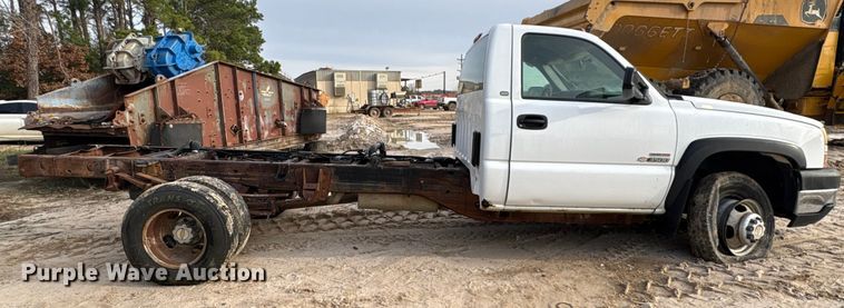 image for item EU7131 2005 Chevrolet Silverado 3500 pickup truck cab and chassis