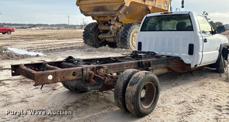 image for item EU7131 2005 Chevrolet Silverado 3500 pickup truck cab and chassis