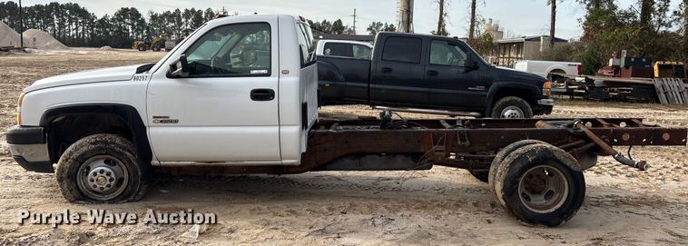 image for item EU7131 2005 Chevrolet Silverado 3500 pickup truck cab and chassis