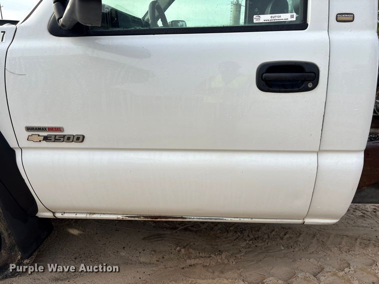 image for item EU7131 2005 Chevrolet Silverado 3500 pickup truck cab and chassis