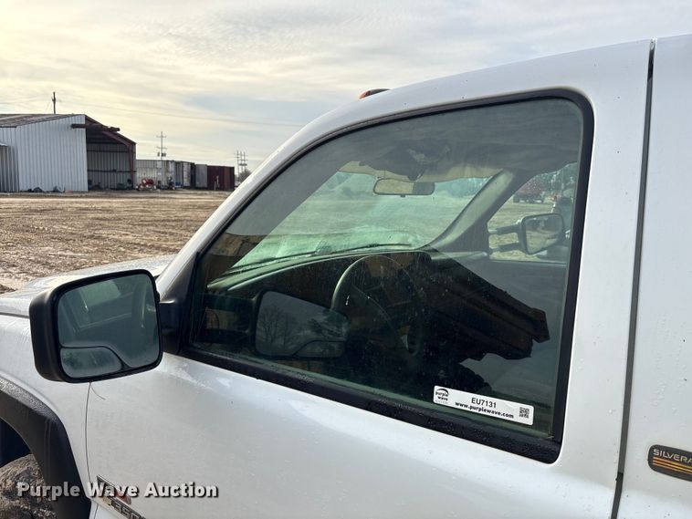 image for item EU7131 2005 Chevrolet Silverado 3500 pickup truck cab and chassis