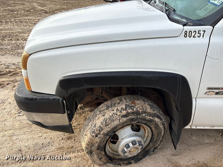 image for item EU7131 2005 Chevrolet Silverado 3500 pickup truck cab and chassis