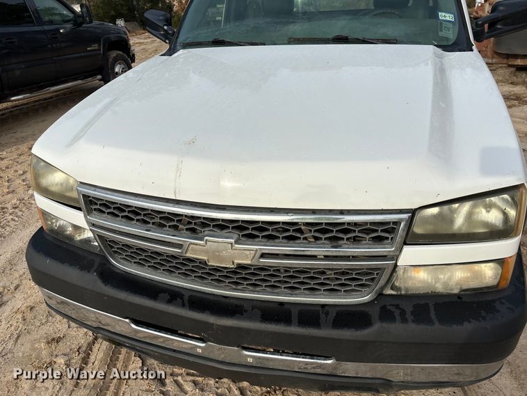image for item EU7131 2005 Chevrolet Silverado 3500 pickup truck cab and chassis