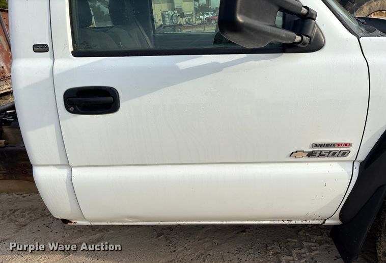 image for item EU7131 2005 Chevrolet Silverado 3500 pickup truck cab and chassis