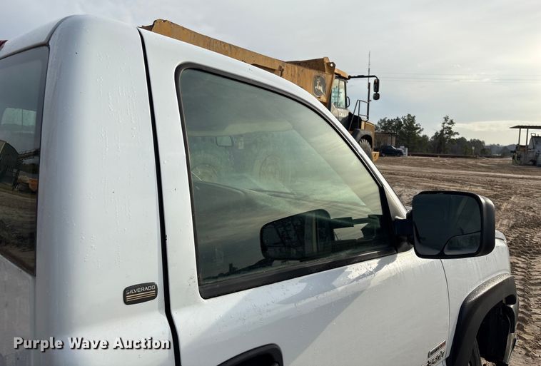 image for item EU7131 2005 Chevrolet Silverado 3500 pickup truck cab and chassis
