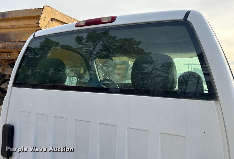 image for item EU7131 2005 Chevrolet Silverado 3500 pickup truck cab and chassis