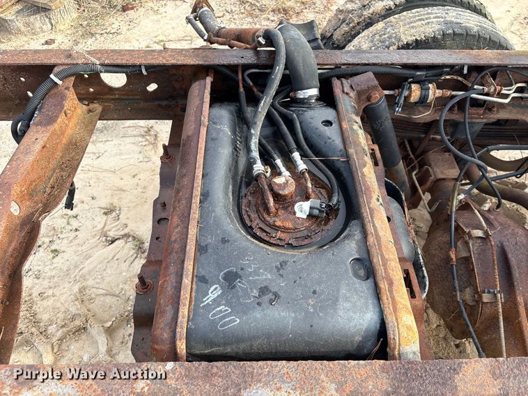 image for item EU7131 2005 Chevrolet Silverado 3500 pickup truck cab and chassis