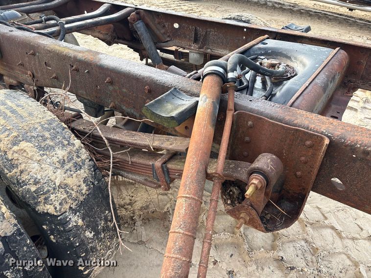 image for item EU7131 2005 Chevrolet Silverado 3500 pickup truck cab and chassis