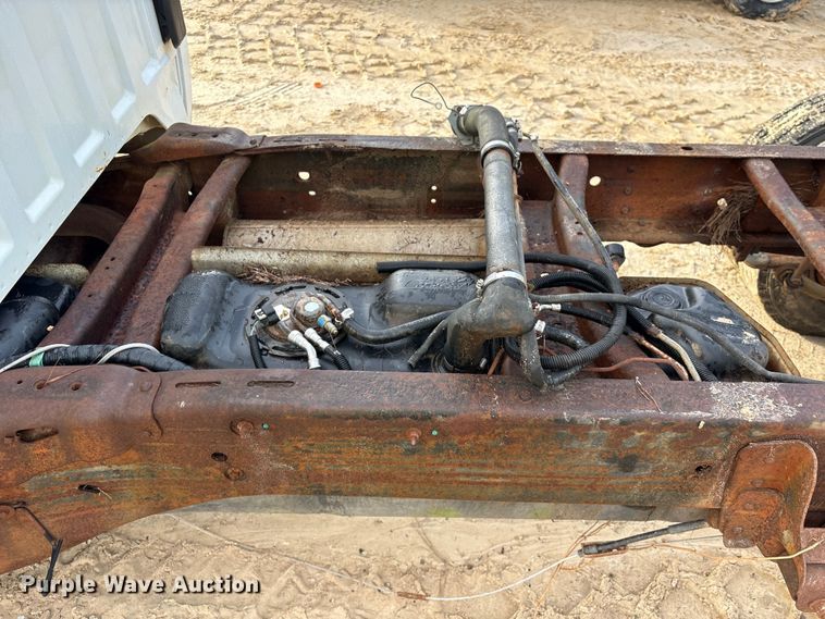 image for item EU7131 2005 Chevrolet Silverado 3500 pickup truck cab and chassis